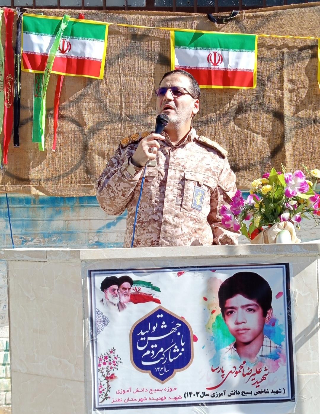 سرهنگ علیرضا شبانی زاده فرمانده سپاه ناحیه نطنز از شناسایی پیکر مطهر شهید حسن شم آقایی ده آبادی خبر داد 