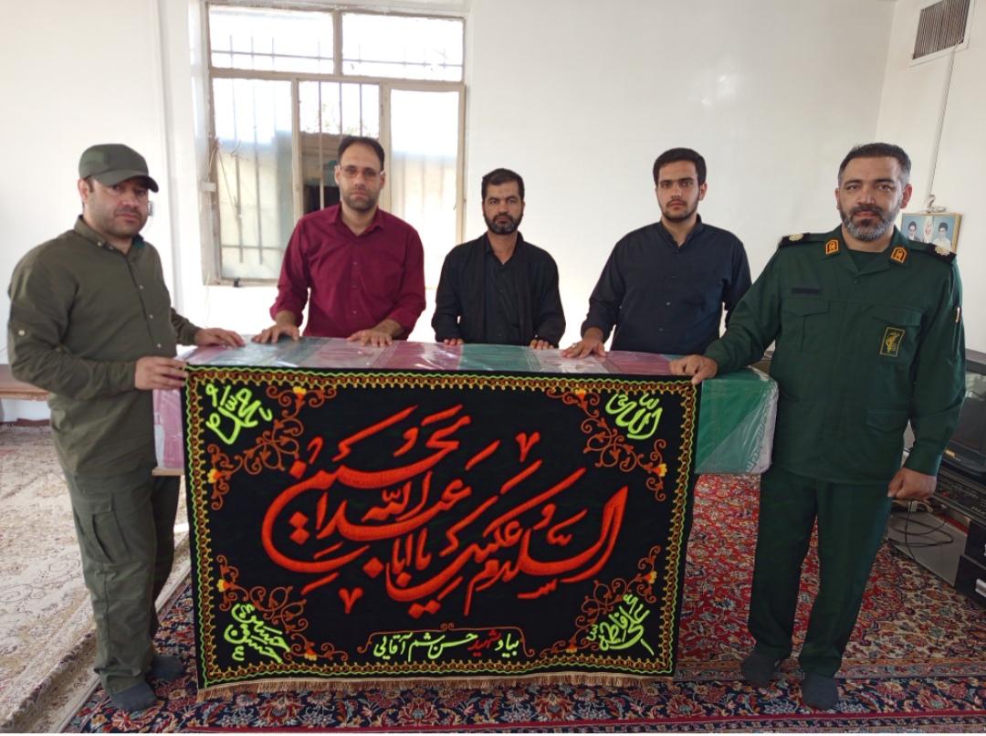 پیکر مطهر شهید حسن شم آقایی برای تشیع در مدارس بادرود به حوزه سیدالشهدا ع این شهر انتقال داده شد 