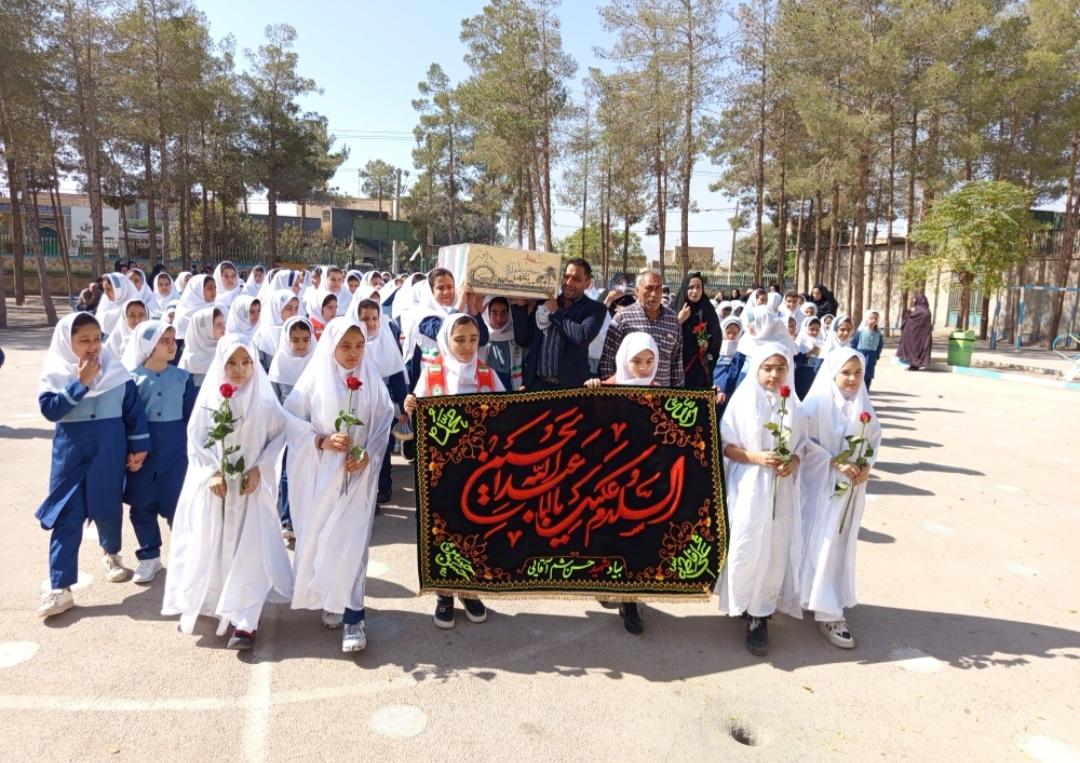 پیکر مطهر شهید حسن شم آقایی ده آبادی در بیش از ۱۰ مدرسه در بادرود تشیع شد 
