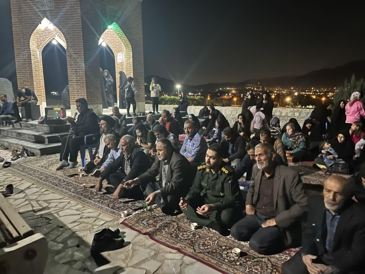 برگزاری دعای کمیل در جوار شهدای گمنام