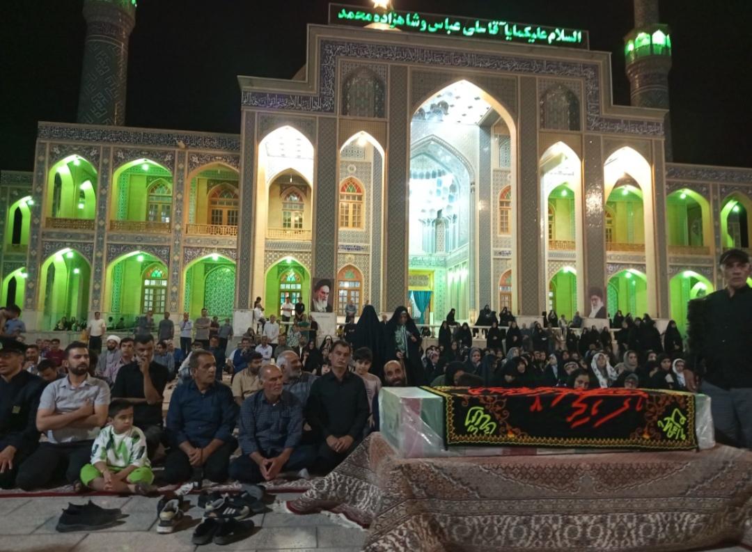 پیکر مطهر شهید حسن شم آقایی ده آبادی در امامزادگان آقا علی عباس و شاهزاده محمد ع 