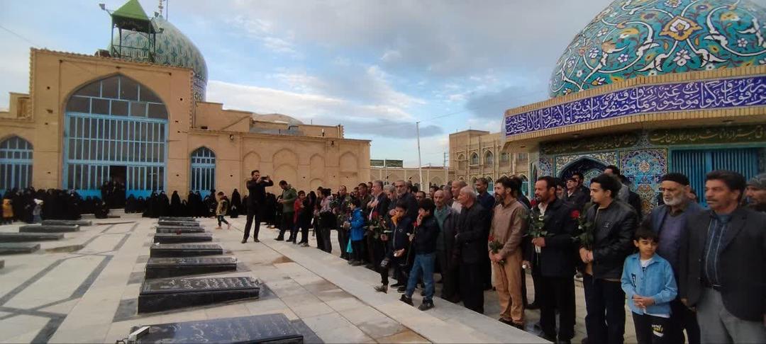 آیین غیار روبی وعطر افشانی مزار مطهر شهدا در شهرستان هرند