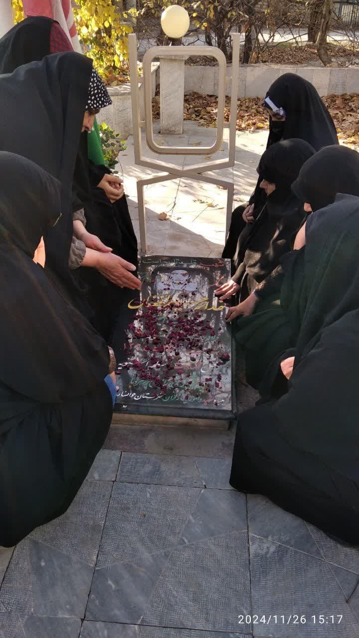 عطرافشانی و غبارروبی قبور مطهر شهدا در خوانسار