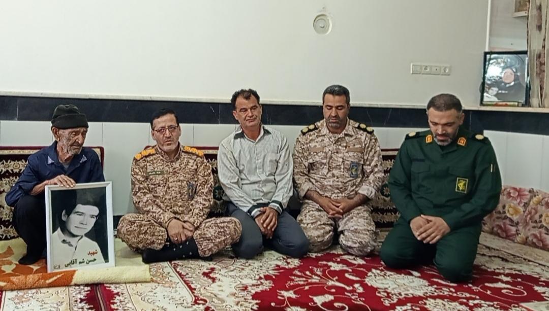 فرمانده سپاه ناحیه نطنز با حضور در منزل پدر شهید حسن شم آقایی ده آبادی از تفحص و شناسایی پیکر این شهید خبر داد 