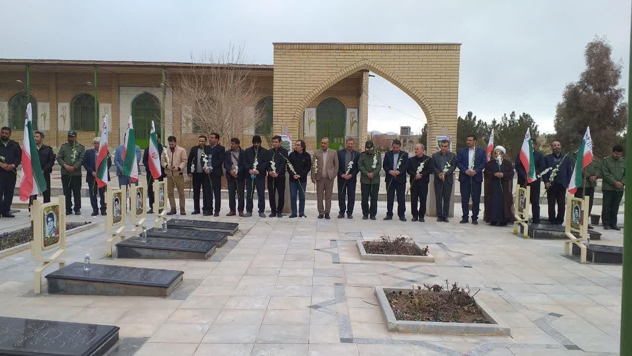 عطر افشانی مزار مطهر 