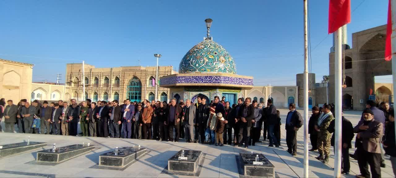 عطر افشانی مزار مطهر شهدای دهستان شاتور 