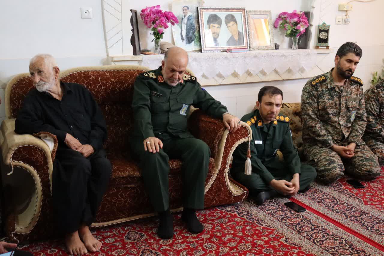 📸 حضور فرمانده سپاه اصفهان در منزل شهیدان زائری امیرانی