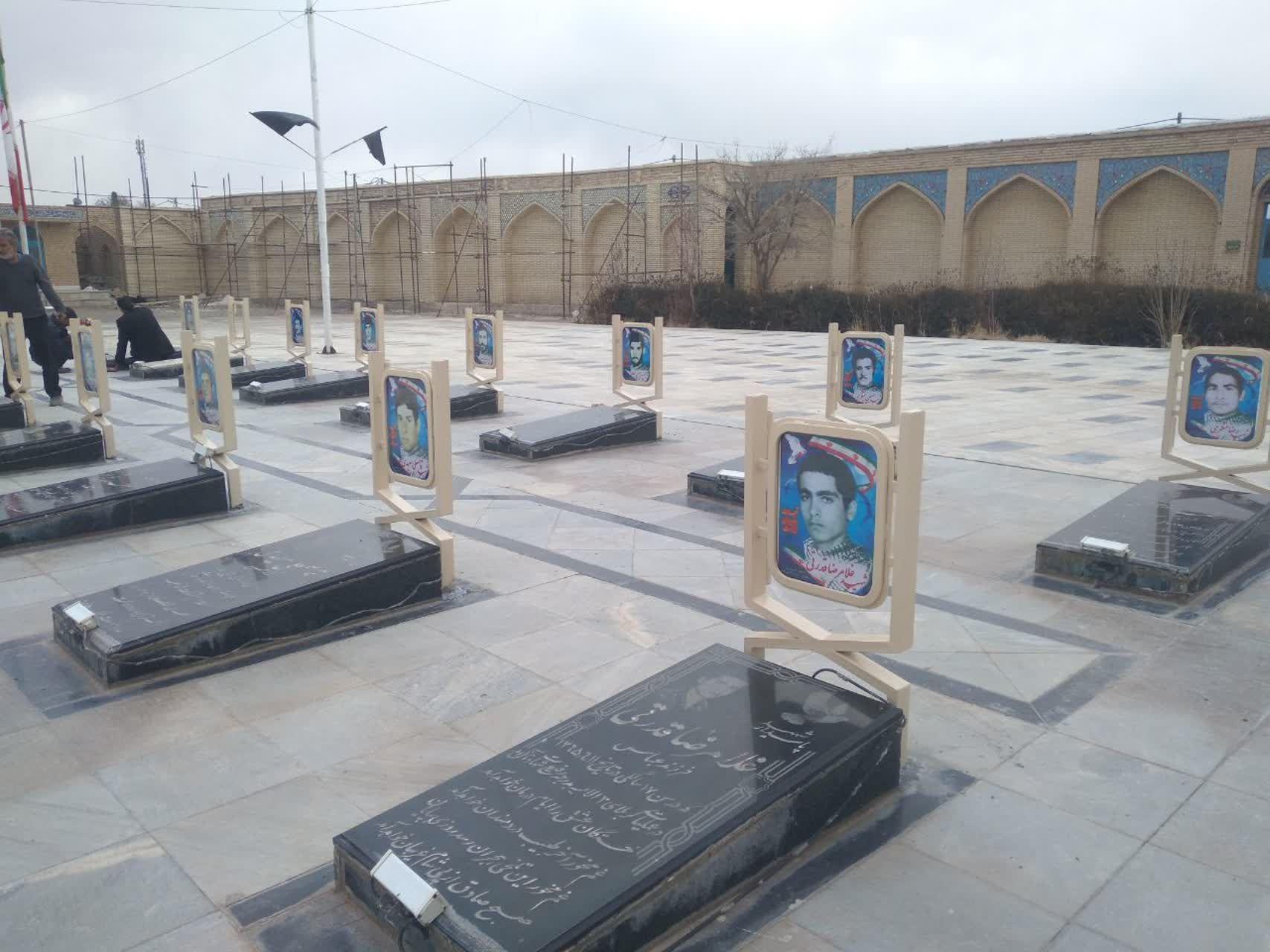 نصب تمثال و تصاویر مبارک شهدای دهستان امامزاده عبدالعزیز شاتور به