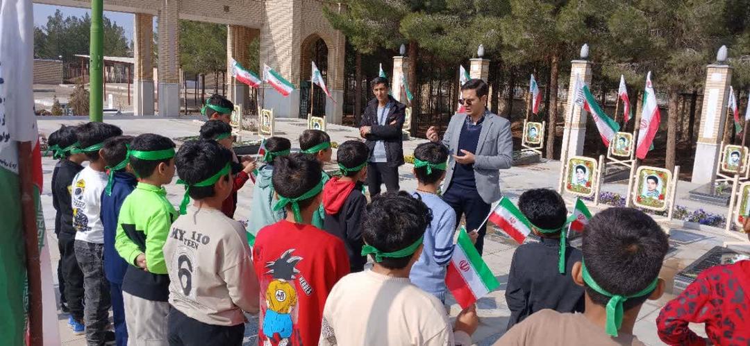 گرامیداشت یادشهدا با حضور دانش اموزان در گلزار شهدا 