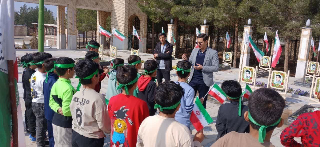 گرامیداشت یادشهدا با حضور دانش اموزان در گلزار شهدا 
