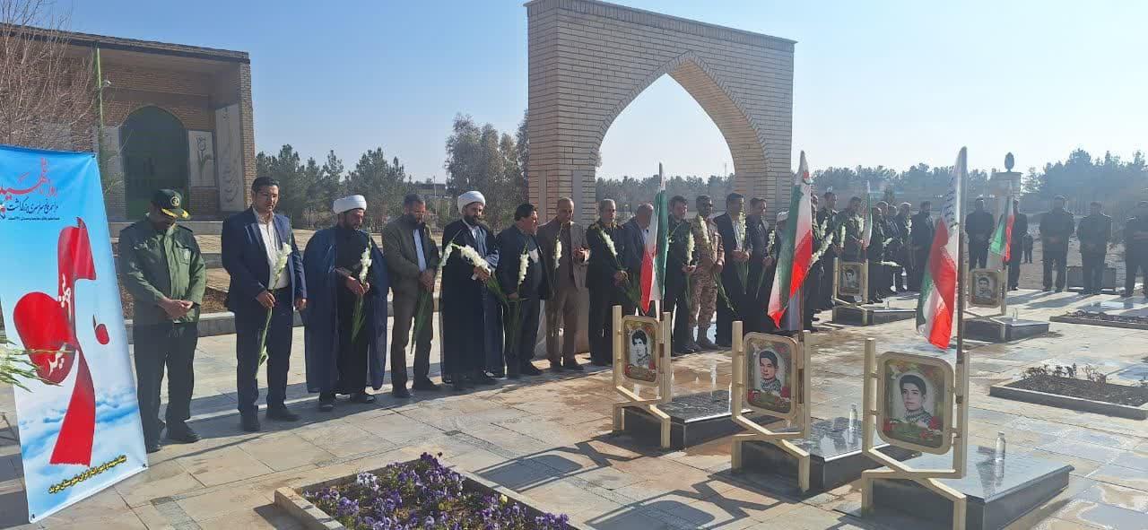 عطر افشانی مزار شهدا