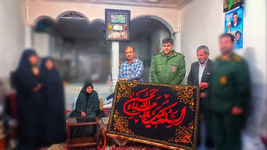 دیدار سرهنگ پاسدار هوشنگ نوابی فرمانده ناحیه مقاومت بسیج نجف آباد با خانواده شهیدان حسینعلی و محمدرضا قوقه ای.