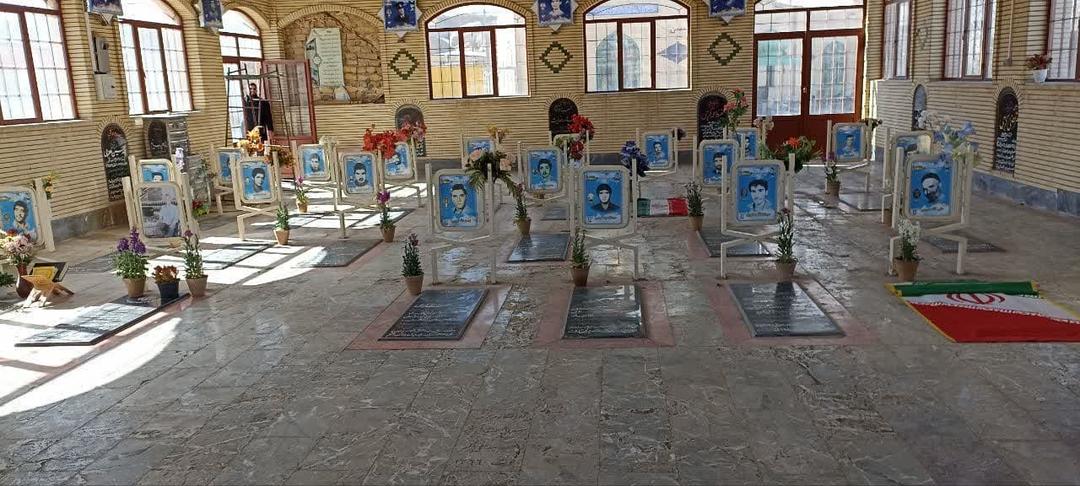 غبارروبی و گل افشانی قبور مطهر شهدا در خوانسار