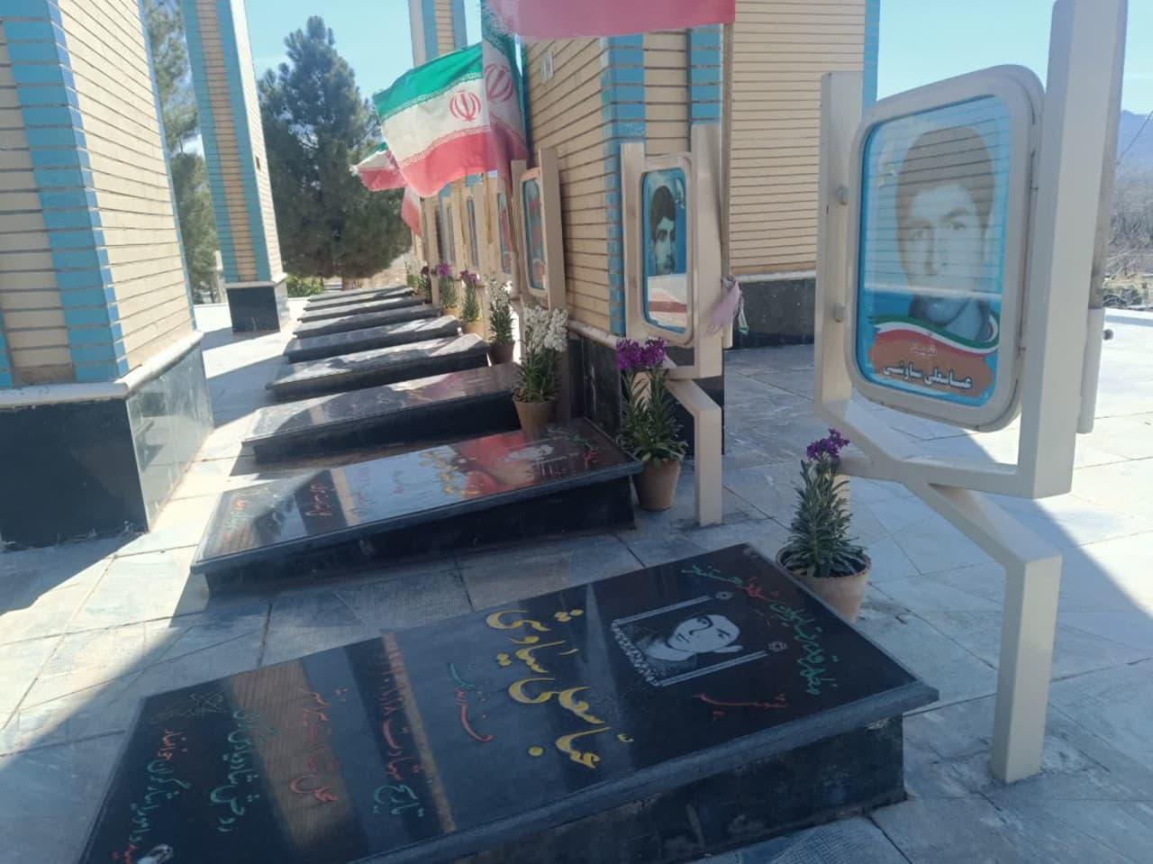 غبارروبی و گل افشانی قبور مطهر شهدا در خوانسار