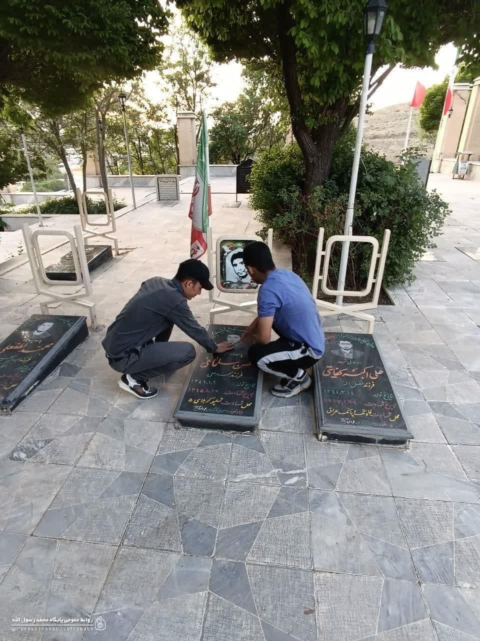 غبارروبی و گل افشانی قبور مطهر شهدا در خوانسار 