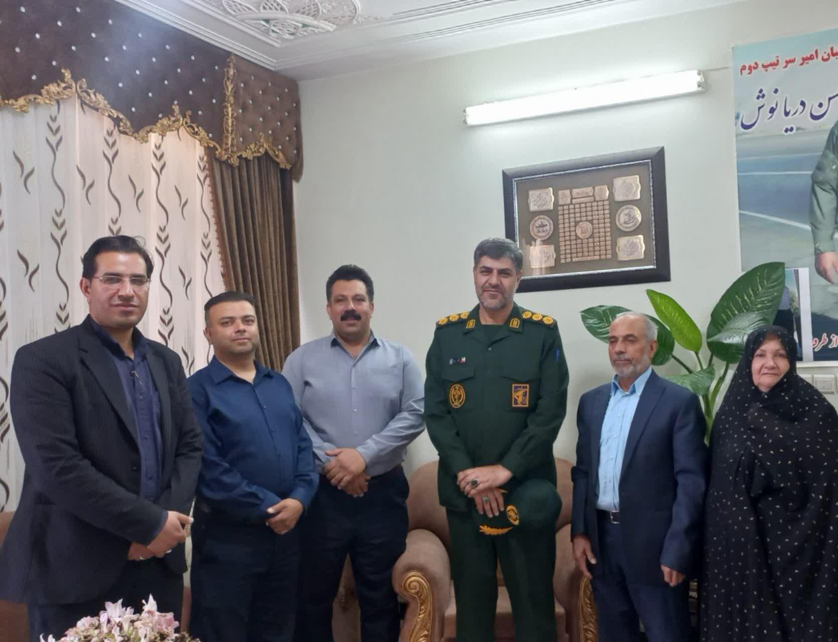 دیدار جناب سرهنگ نوابی فرماندهی محترم ناحیه مقاومت بسیج نجف آباد به همراه معاونت بنیاد شهید و امور ایثارگران نجف آباد با خانواده شهید محسن دریانوش به مناسبت اولین سالگرد شهادت شهدای خدمت
