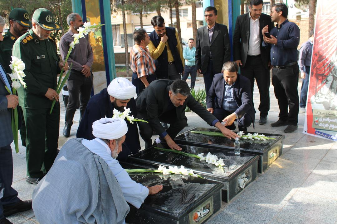 عطر افشانی مزار مطهر شهدا 