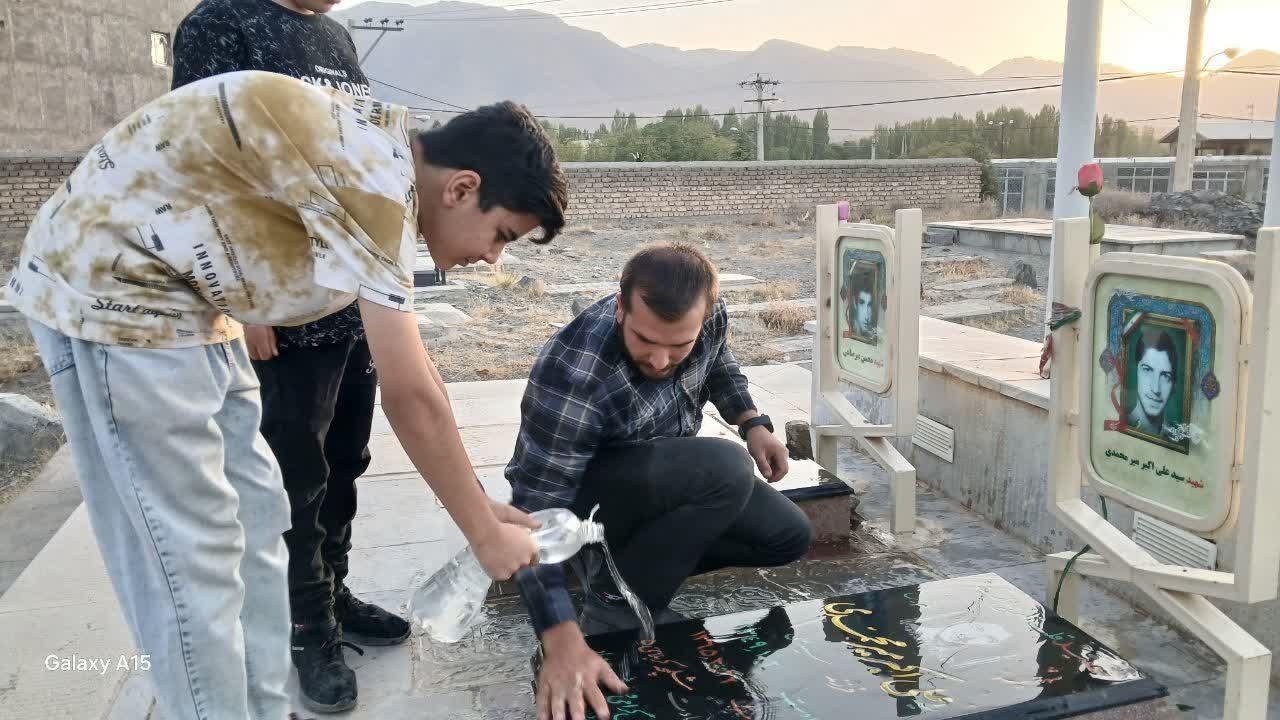 غبارروبی و گل افشانی قبور مطهر شهدا در خوانسار 
