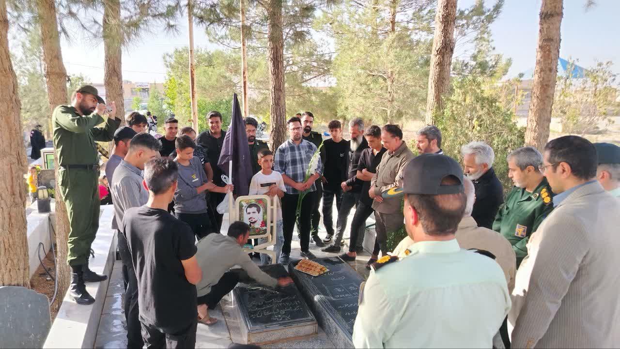 غبار روبی و عطر افشانی مزار شهید و جانبازان روستای گیشی 