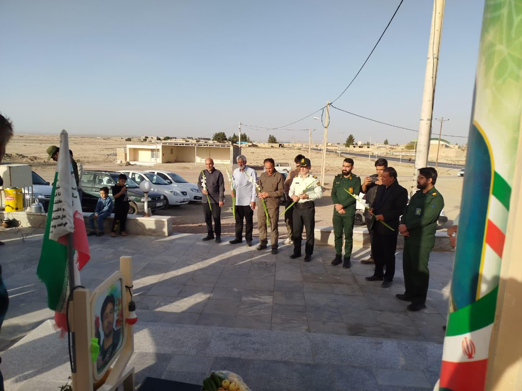 آئین عطر افشانی مزار شهداء باحضور خانواده‌ای معظم شهدا،در روستای سیان