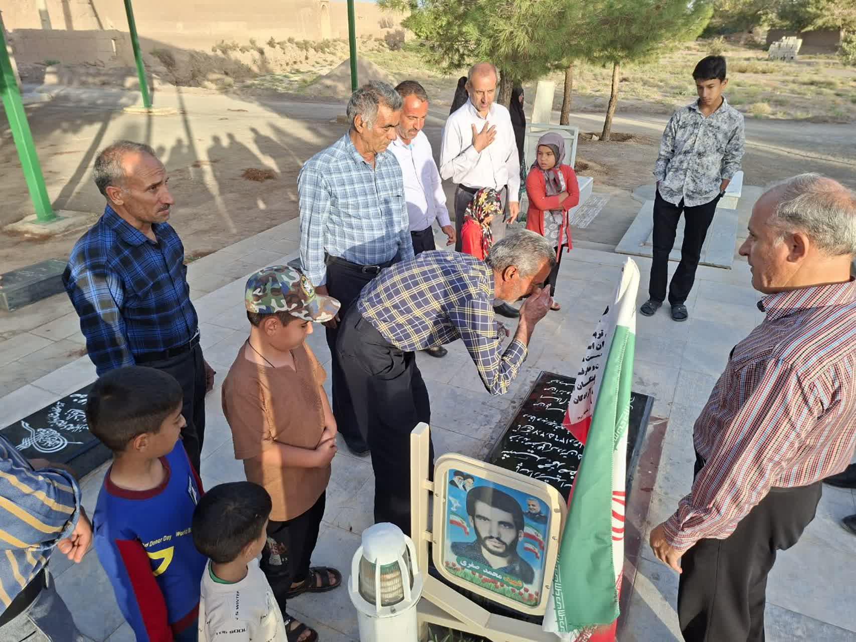 آیین عطرافشانی قبرشهیدعزیز صفری د رروستای شریف آباد 