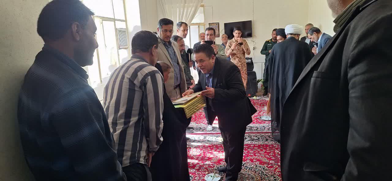  تجلیل از خانواده شهید مجتبی امینی هرندی همزمان با هفته دفاع مقدس در شهر هرند