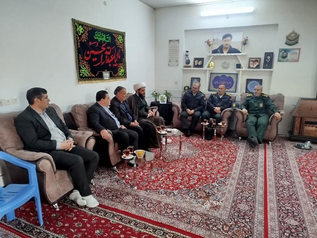 دیدارمسئولین شهرستان وفرماندهان نظامی و انتظامی از خانواده شهید والا مقام مهدی قاسمی 