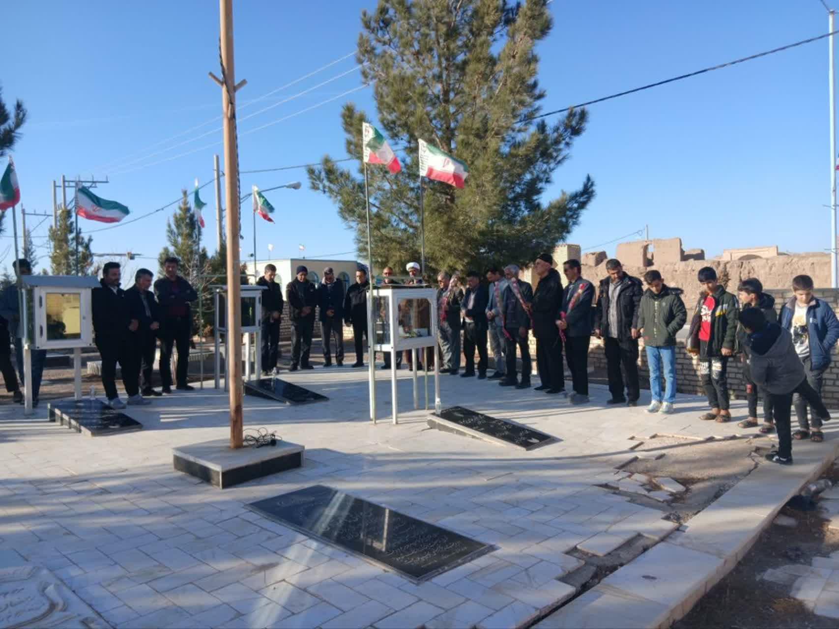 عطر افشانی مزار مطهر شهدای  روستای هاشم آباد