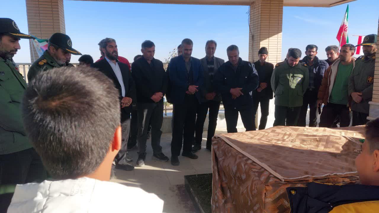 عطر افشانی مزار شهید گندمانی در روستای فیض آباد 