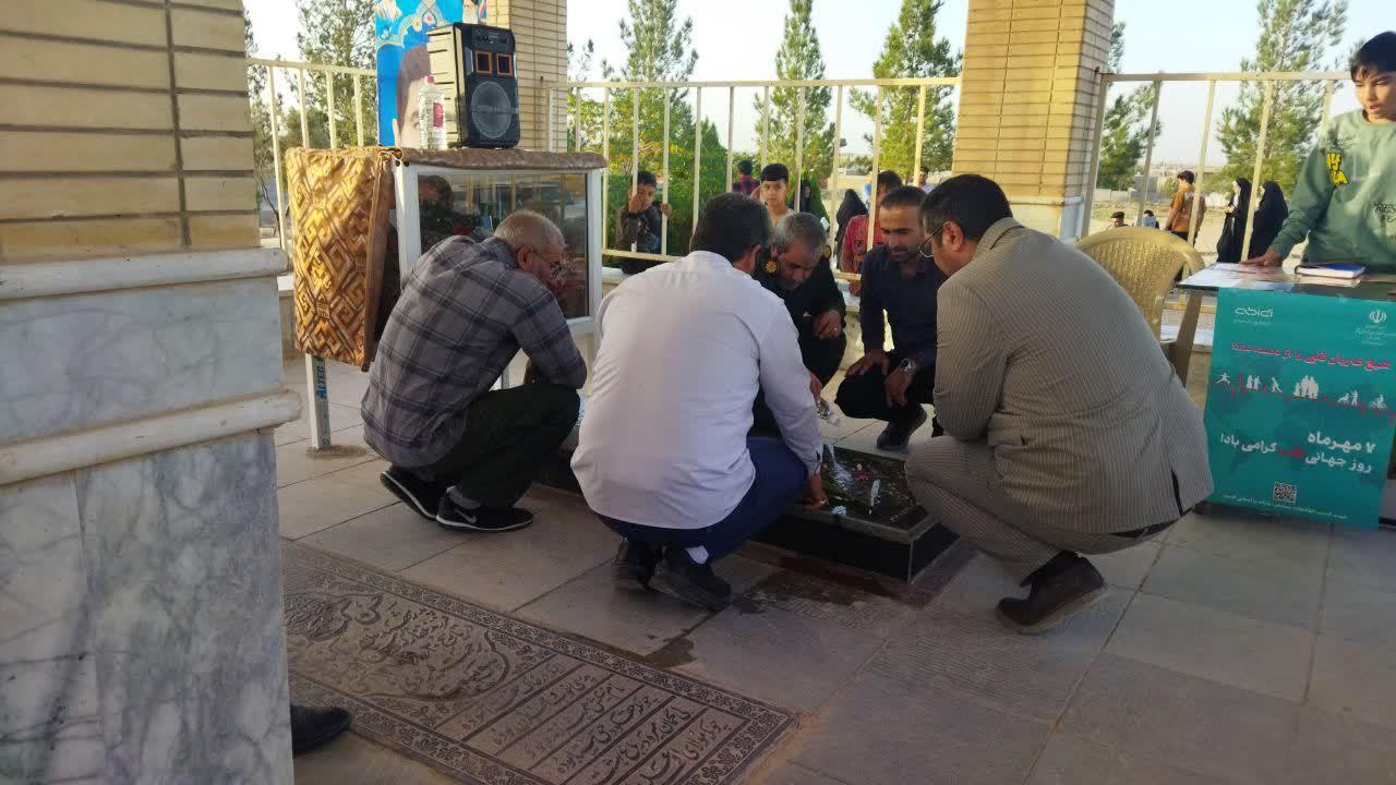 عطر افشانی مزار مطهر تنها شهید روستای فیض آباد