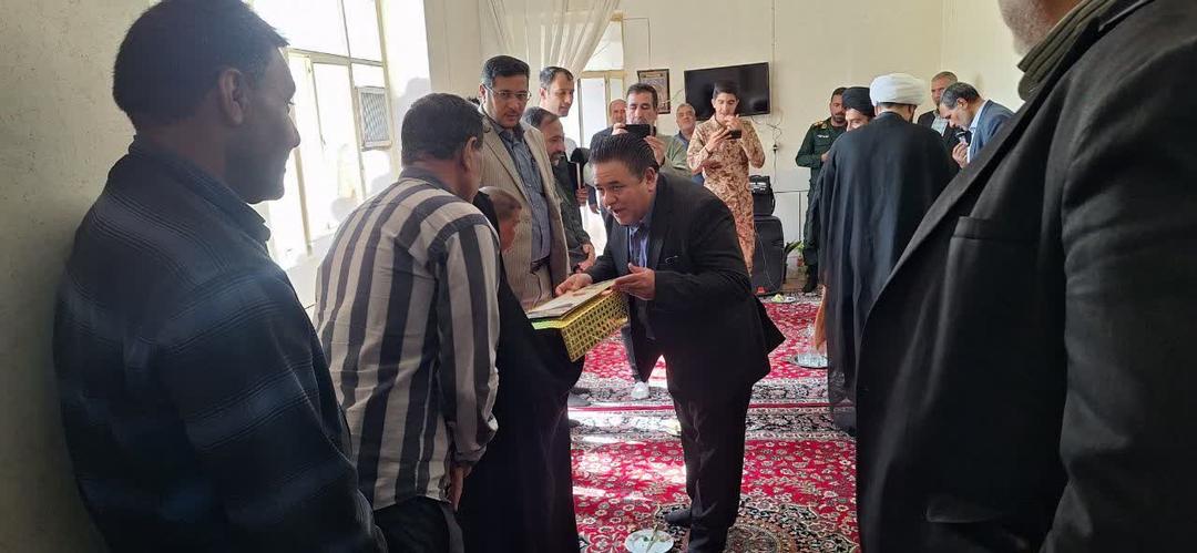 تجلیل از خانواده شهید مجتبی امینی هرندی همزمان با هفته دفاع مقدس در شهر هرند