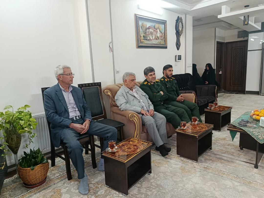 🔷دیدار فرمانده ناحیه مقاومت بسیج نجفآباد با خانواده شهید سردار براتعلی هاشمی