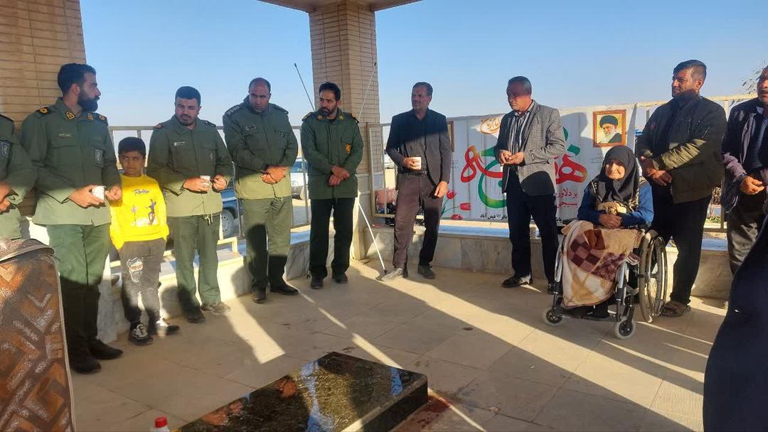 عطر افشانی مزار مطهر شهید گندمانی در روستای شریف آباد