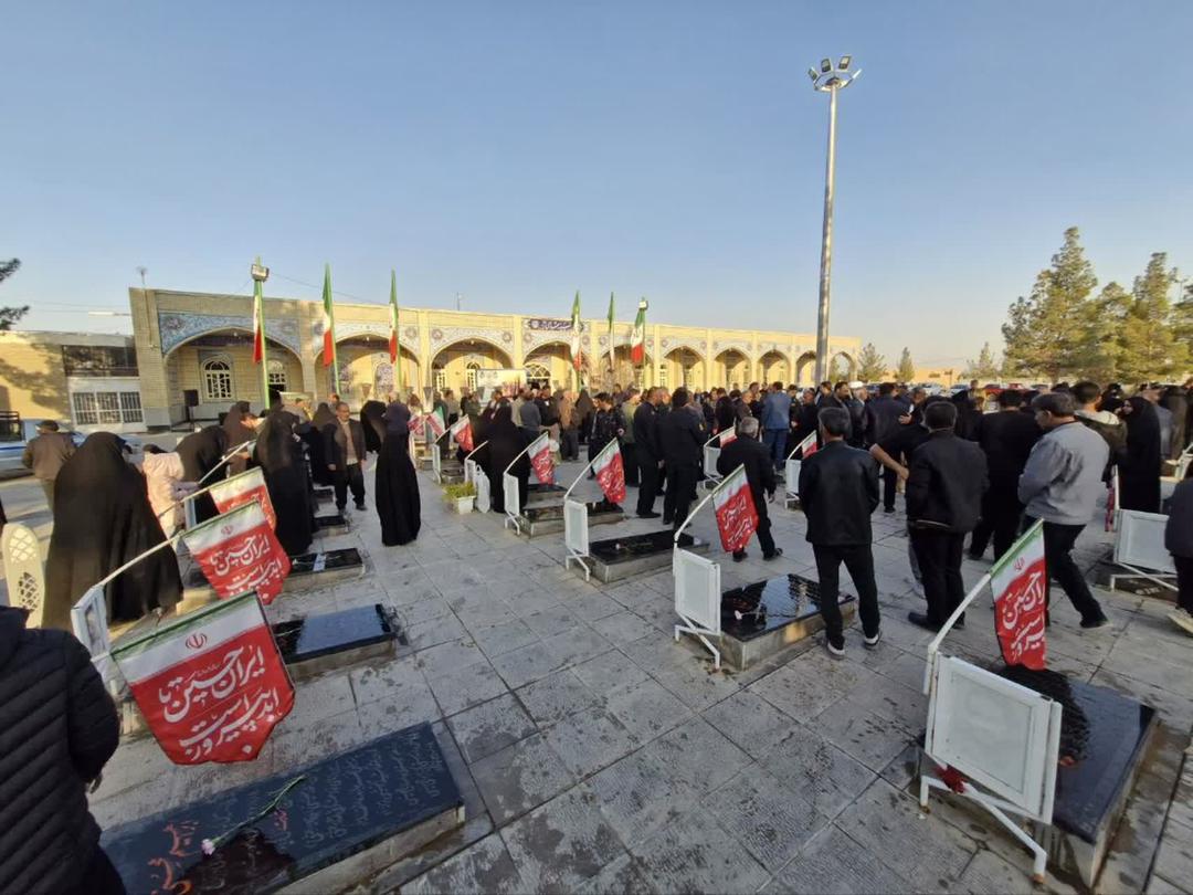 غبارروبی و عطرافشانی مزارشهدای همیشه جاوید شهر اژیه با حضور مردم ولایی و مسئولین